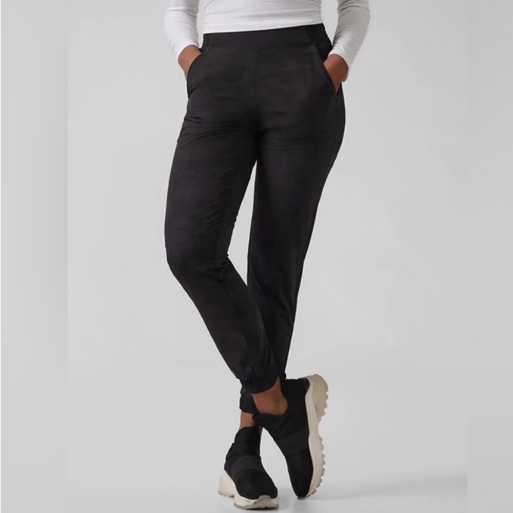 Athleta Brooklyn textured camo jogger